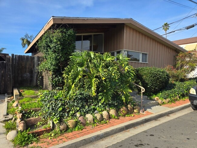 Building Photo - Pacific Beach 2-br House + Garage