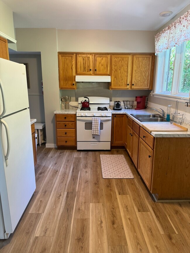 Building Photo - 1132 Milford St Unit 1132 Milford Downstairs