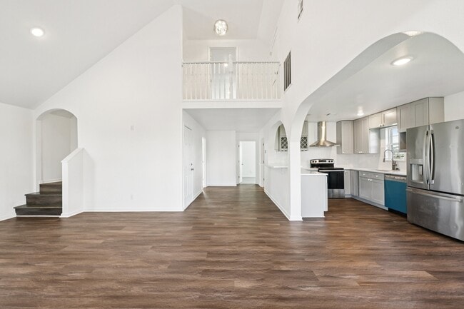 Building Photo - 6935 W Holiday St