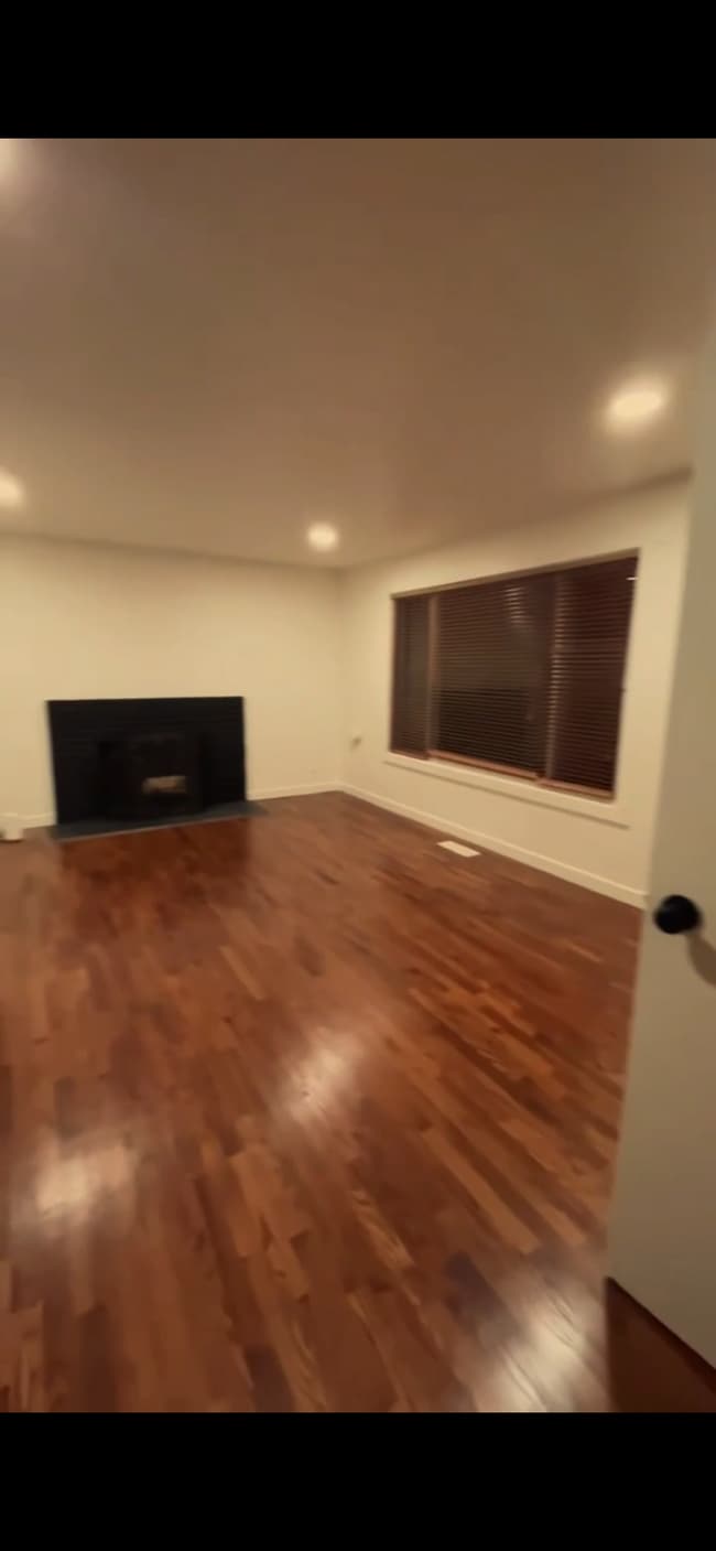 Building Photo - 1732 S 234th St Unit 3 Bd 1bath upstairs house