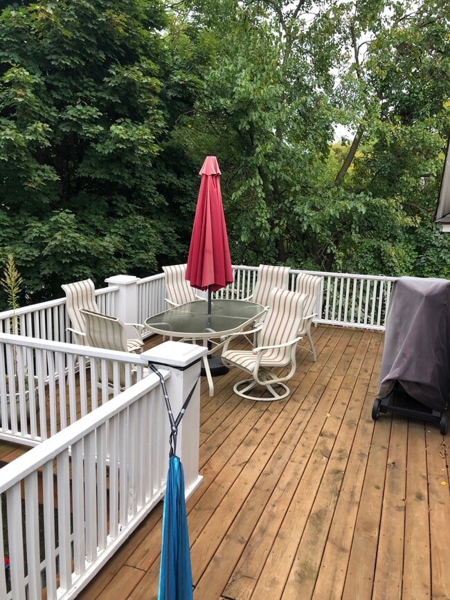 Photo - 552 Union St SE