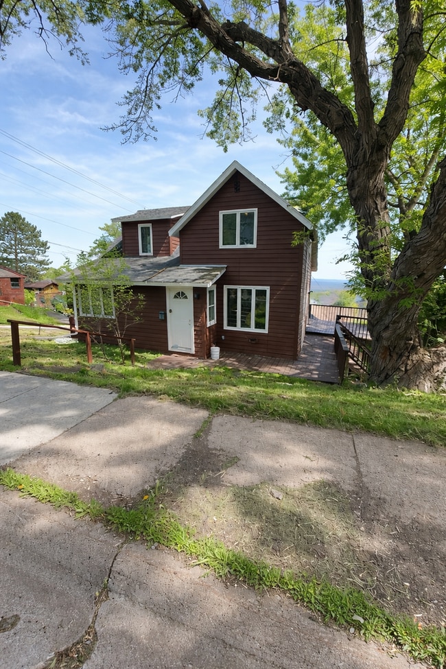 Building Photo - AVAILABLE JUNE - 5 Bed 2 Bath In East Hillside