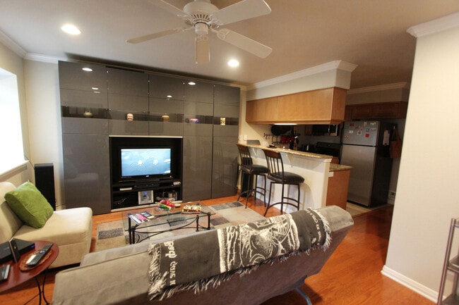 living room - 1500 E Side Dr Unit 212