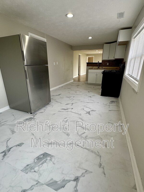 Photo - 405 W 3rd St