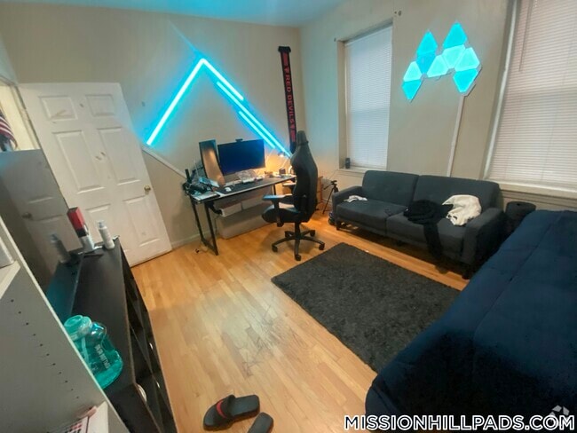 Building Photo - 1458 Tremont St Rental