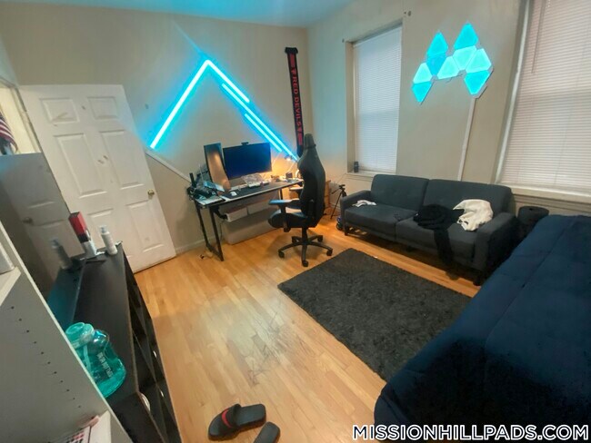 Building Photo - 1458 Tremont St Rental