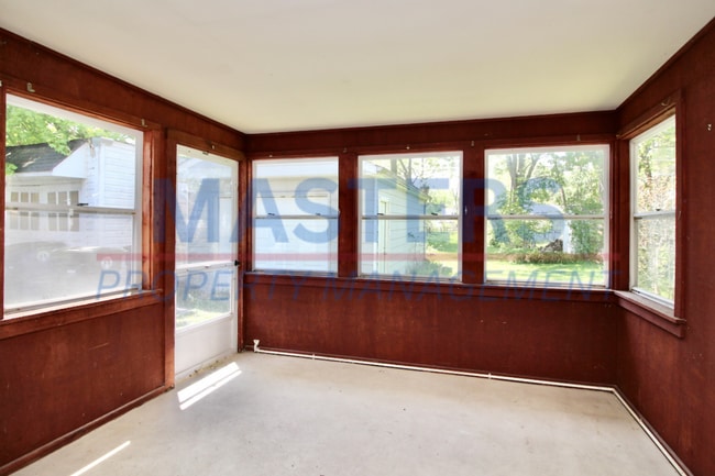 Building Photo - Three bedroom with 1 and a half bath tradi... Rental