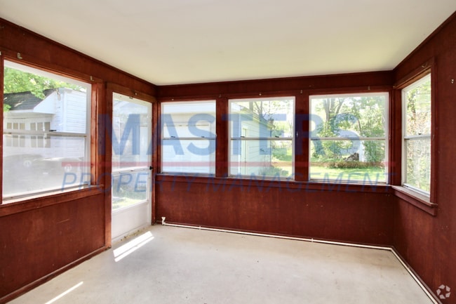 Building Photo - Three bedroom with 1 and a half bath tradi... Rental