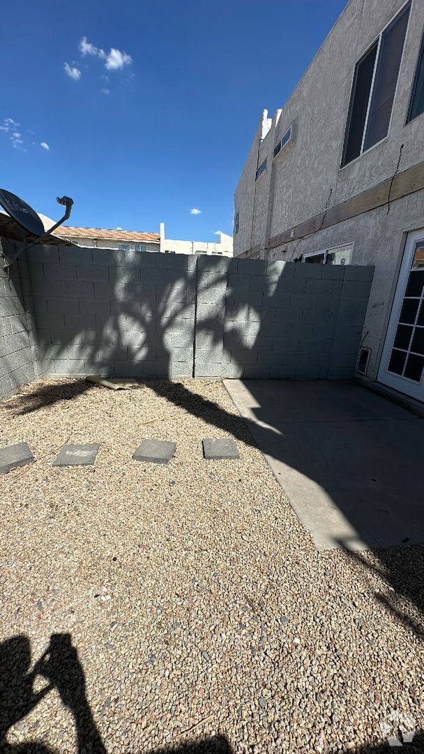 Building Photo - Updated 2 Bed/1 Bath Condo at 43rd Ave & I... Unit 34
