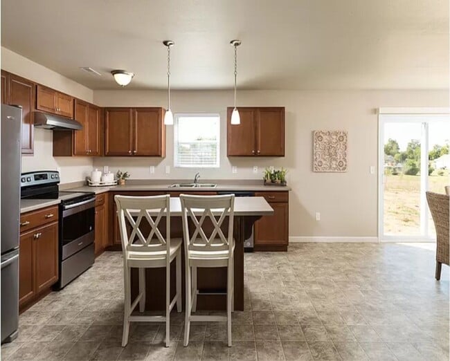 Photo - Large Newer Colonial for Lease