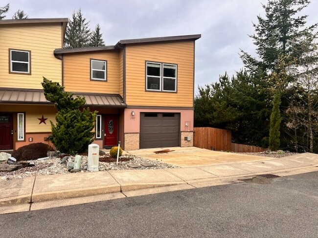 Building Photo - 2165 Unit 2165