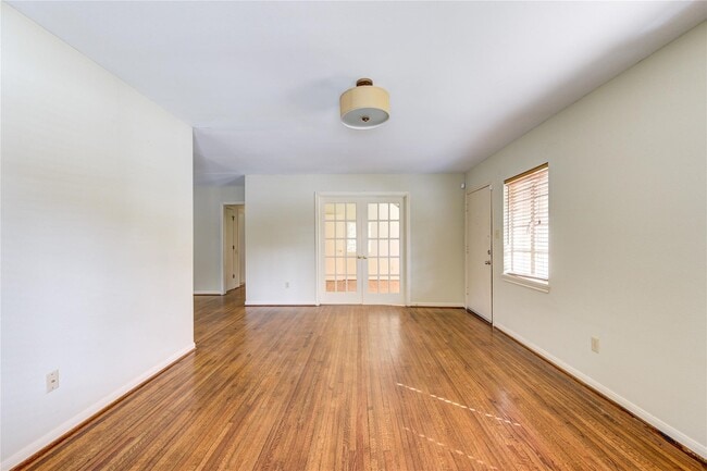 Photo - 3930 Drake St