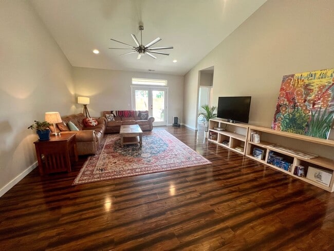 Photo - Modern 3 Bedroom Home