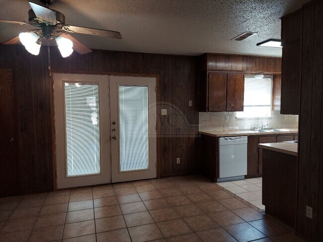 Photo - 1510 Leader Dr