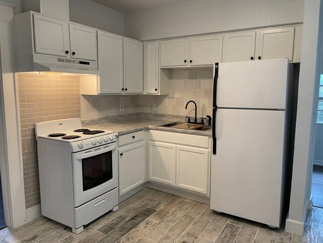 Kitchen - 129 Hibiscus Ct