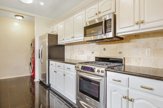 Renovated kitchen & washer/dryer - 1074 S Genesee Ave