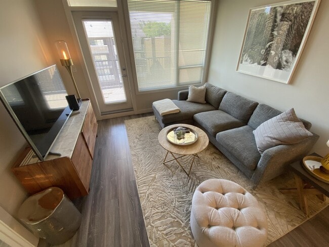 Photo - 9907-491 91 Ave NW