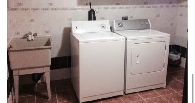 Photo - ALL INCLUSIVE BACHELOR UNIT Unit B