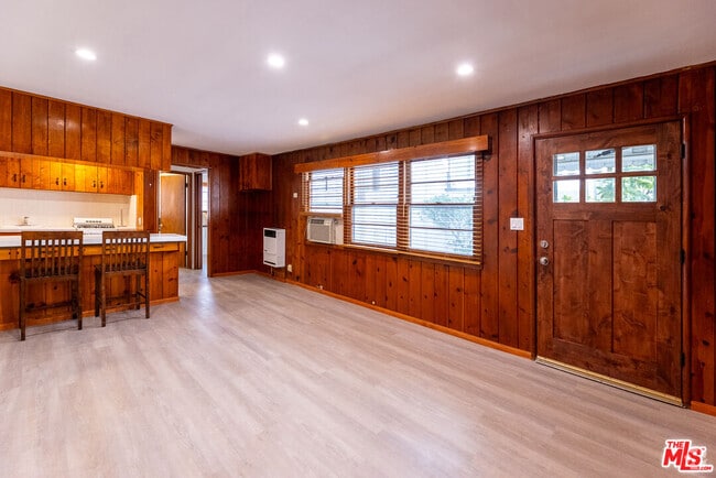 Building Photo - 4360 Kraft Ave Unit B Rental