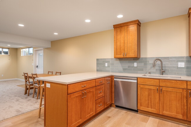 Photo - 2009 Davison Ave Unidad Basement Studio