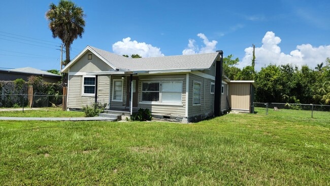 Building Photo - 453 Solona St
