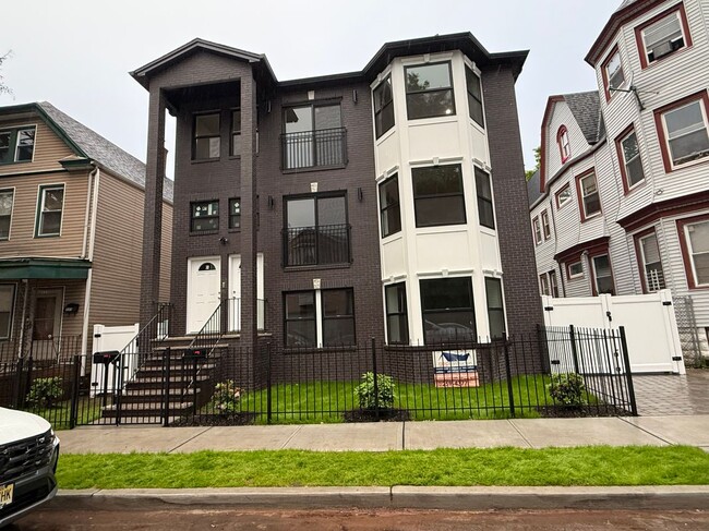 Building Photo - 333 Amherst St Rental