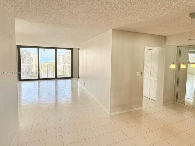 Photo - 290 174th St St Unidad 2010