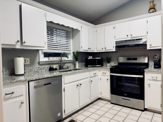 Photo - 979 Falcon Crest Dr