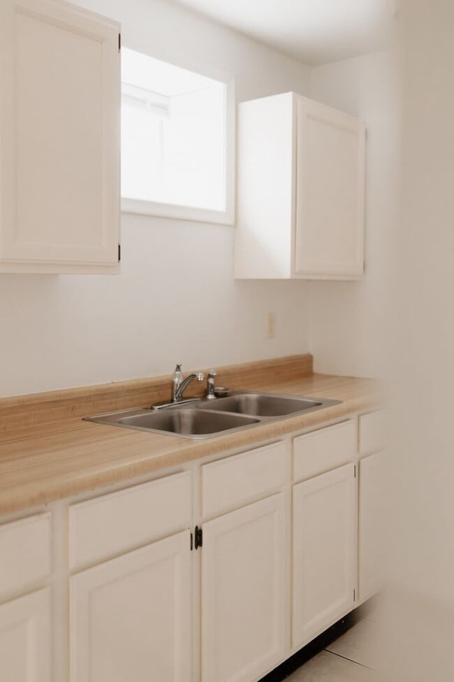 Photo - 533 Maple Square