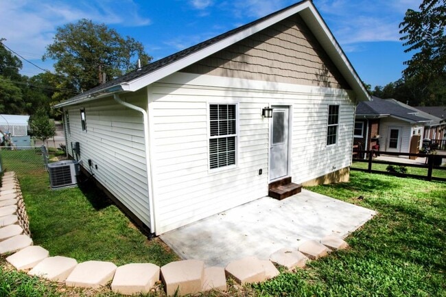 Photo - 1020 Primrose St SE