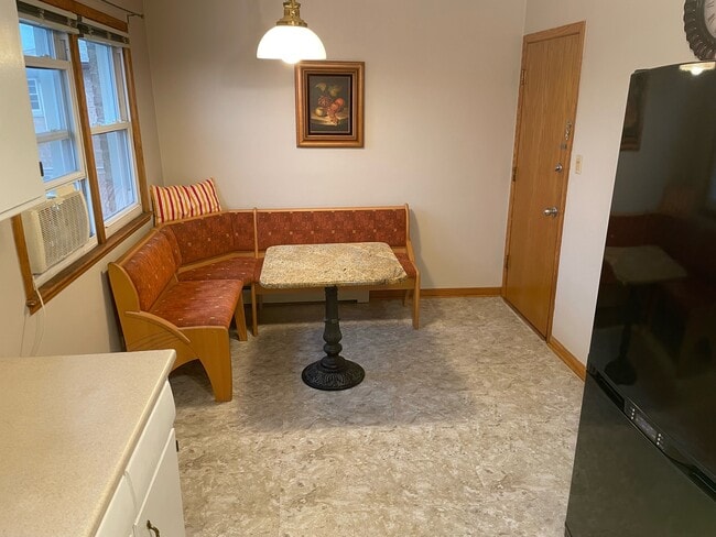 Photo - 5547 W Higgins Ave Unidad 2C