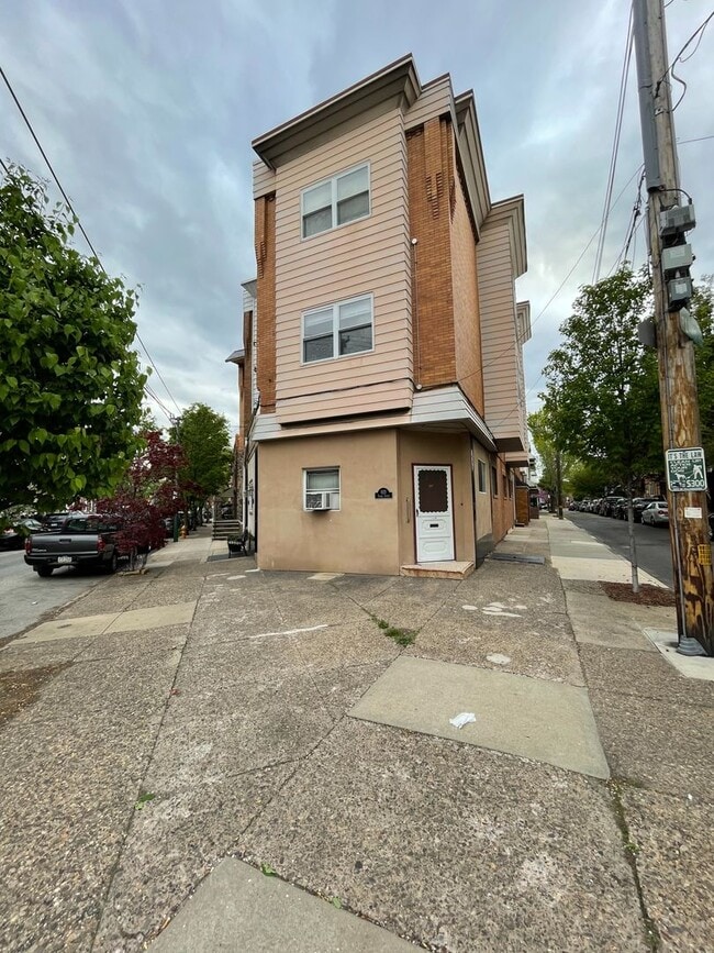 Building Photo - 1121 Tasker St Unit 1