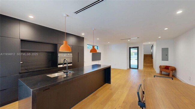 Photo - 353 NW 50th St