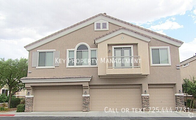 Building Photo - 3 BEDROOM 2.5 BATH TOWNHOME WITH 2 CAR GAR...