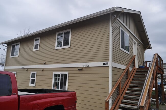 Building Photo - 3-Bedroom Duplex Just Blocks from WWU Unit #101 Rental