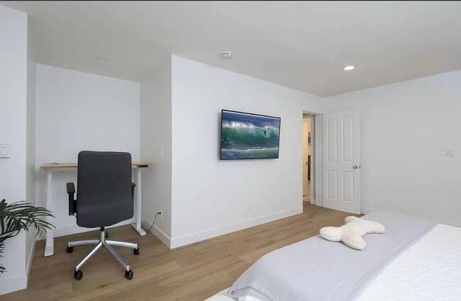 Building Photo - "Chic Beachside Living: 1-Bedroom Retreat ... Rental
