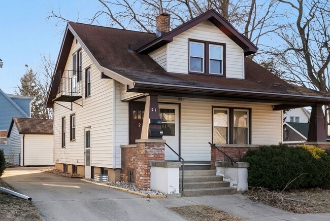 Front of House - 21 Farwell St Unit 1