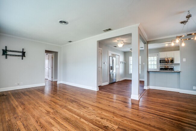 Photo - Airy and Light 3/2 in Established Dallas Neighborhood For Rent!