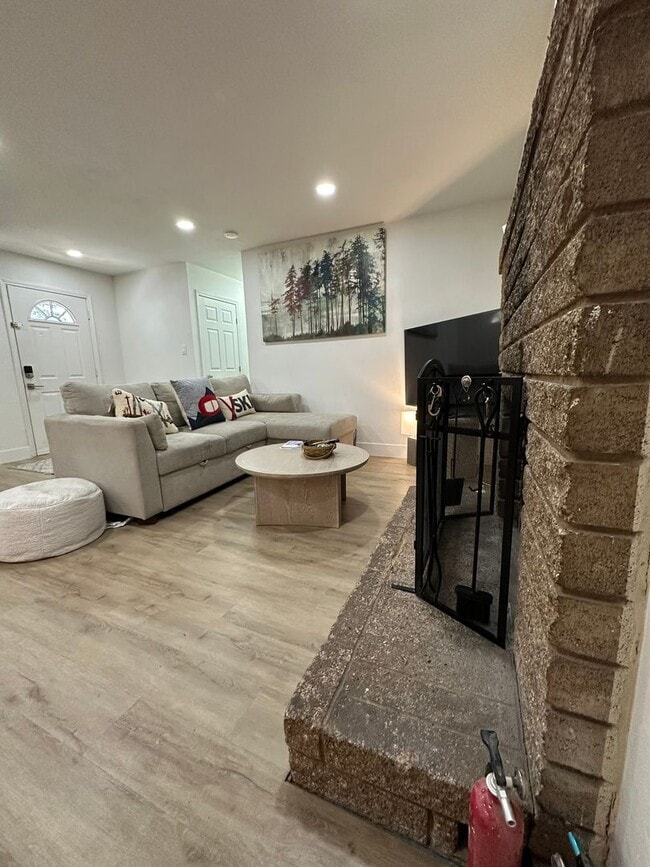 Photo - Lovely newly renovated 3Bd home available for a seasonal lease (3-6 months)! Call today to inquire!