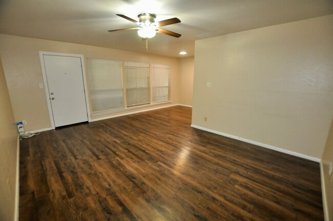 Photo - MOVE IN SPECIAL!! FOR LEASE! 1 Bedroom - 1 Bath - Town House Apartments!