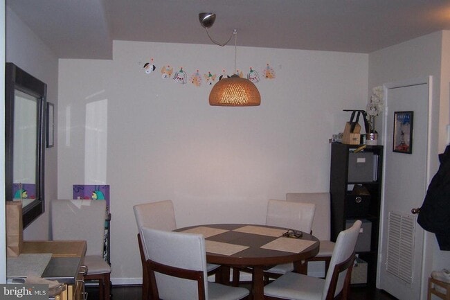 Building Photo - 1029 N Stuart St Unit 405