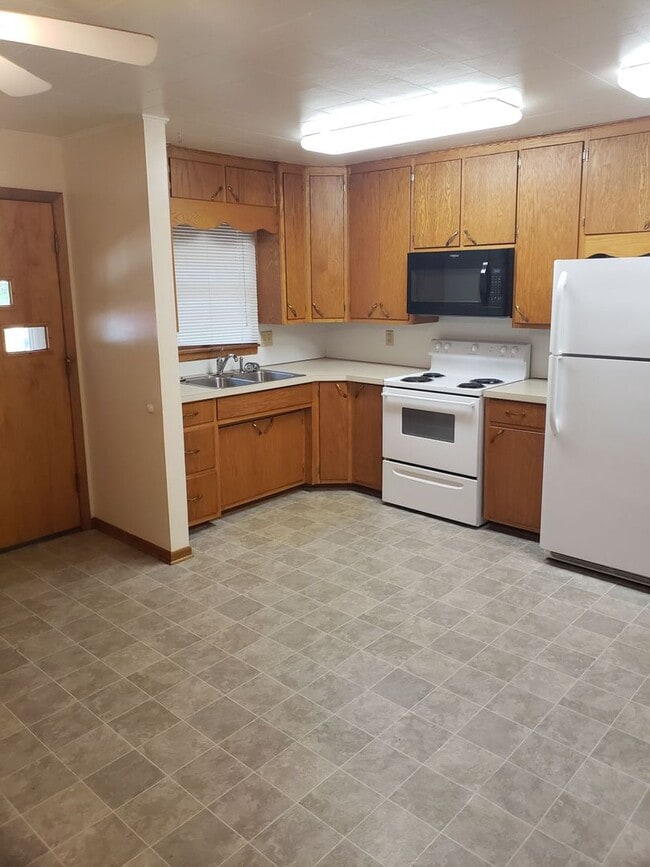 Building Photo - Spacious 3-Bedroom Home | Small-Town Living | Pet Friendly Unit 21