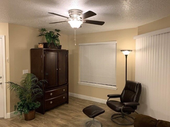 Living Room - 2612 Grassy Point Dr Unit 102