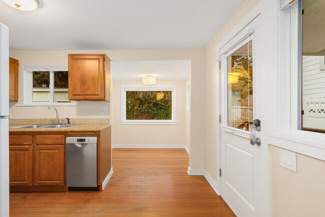 Photo - Greenlake Charming 3 Bedroom 1.75 Bath Huge Finished Family Room & Unfinished Basement