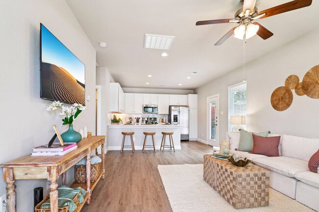 Photo - Live Rent-Free Up to 8 Weeks! Unidad CGL1