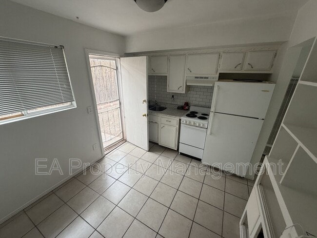 Building Photo - 10108 Comanche Rd NE Unit A