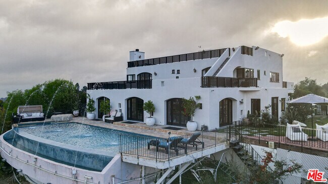 13211 Mulholland Dr