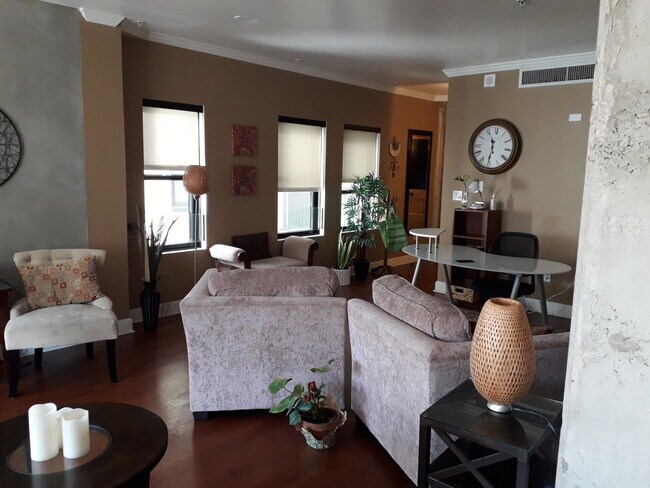 Looking towards unit entry and work area - 416 S spring St Unit 507