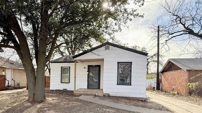 Building Photo - 2215 Roberts Ave