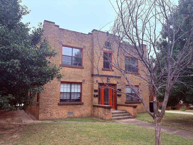 Building Photo - Vintage Charm Meets Downtown Convenience! Unit 3 Rental